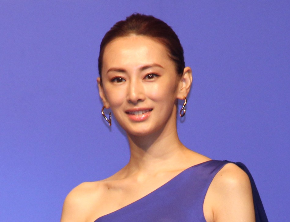 北川景子“女神”と呼ばれ照れ 青ドレス「結婚式でも着た」 ビスケットは