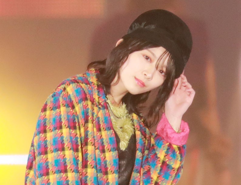 GirlsAward】櫻坂46森田ひかる、カラフルなチェック柄を着こなし
