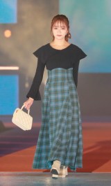 �wRakuten GirlsAward 2022 AUTUMN�^WINTER�x�ɓo�ꂵ���w���w���O�e�m�E������� �iC�jORICON NewS inc. 