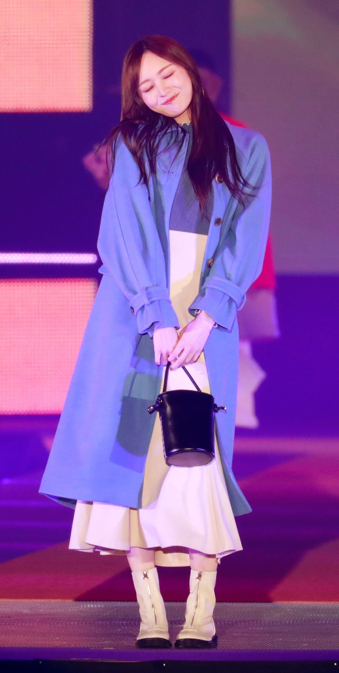 GirlsAward】乃木坂46梅澤美波、真っ青なコートで上品な笑顔