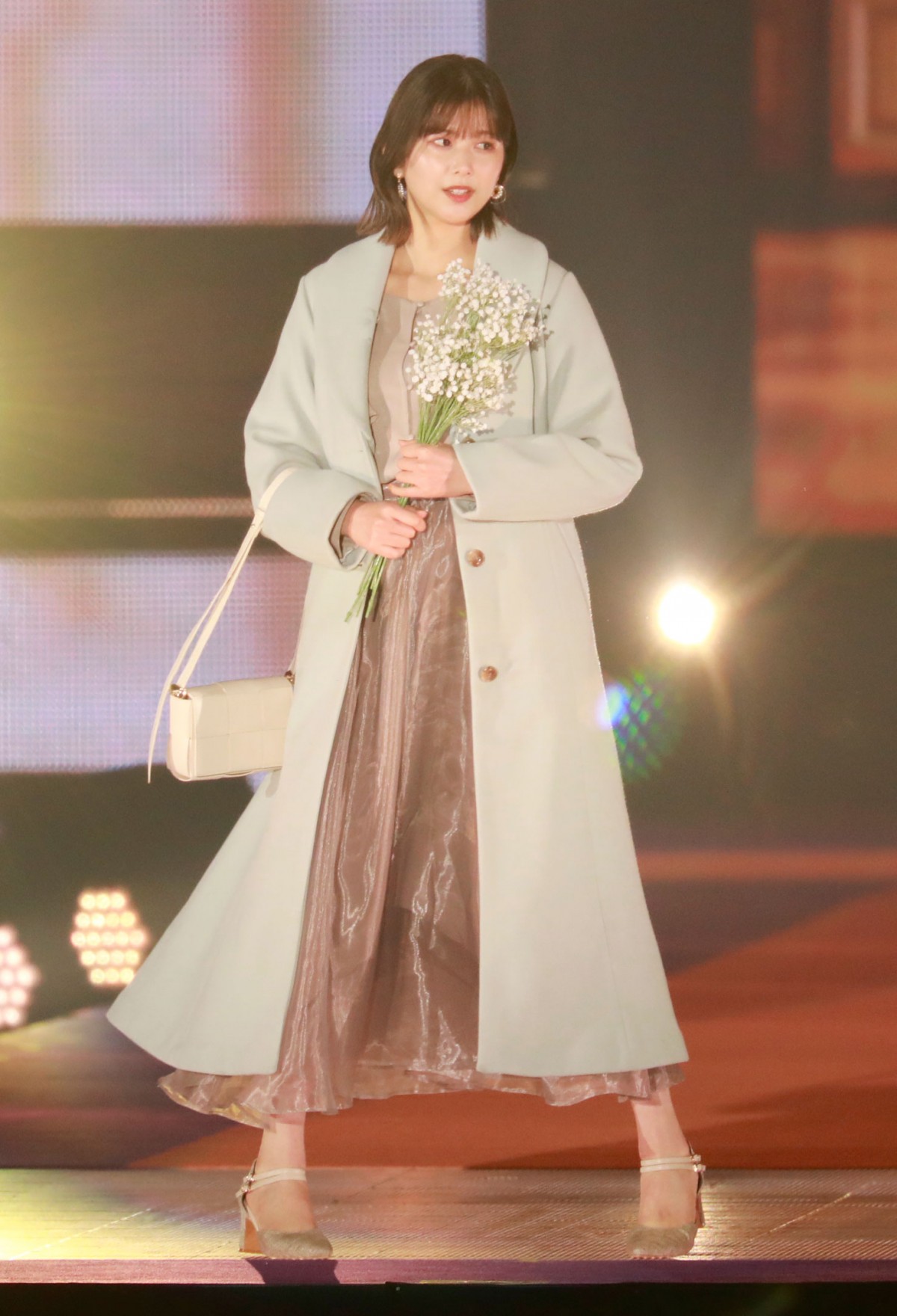 GirlsAward】元櫻坂46・渡邉理佐、花束を手にやわらかい笑顔 後ろ姿