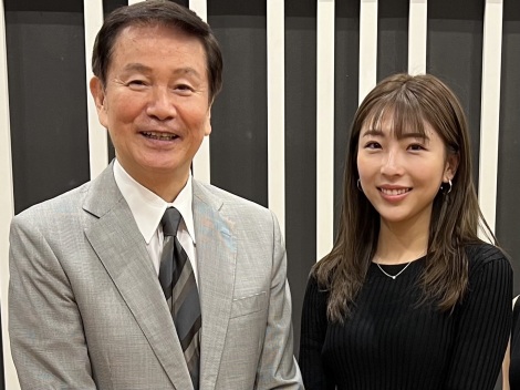 森田健作がパーソナリティーを務めるラジオ番組に出演した花リナ（右） 