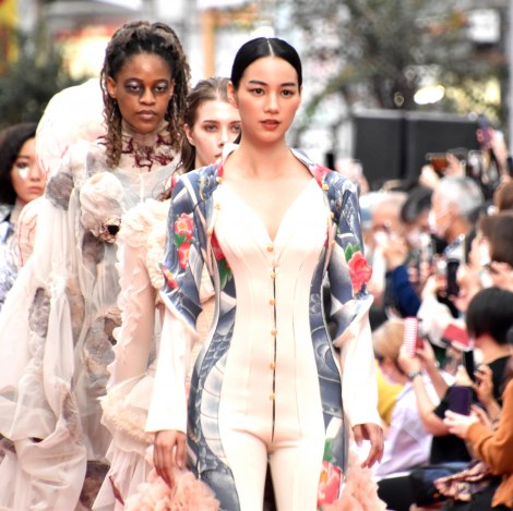 『渋谷ファッションウイーク 2022 秋「SHIBUYA RUNWAY」』に登場したのん （C）ORICON NewS inc. 