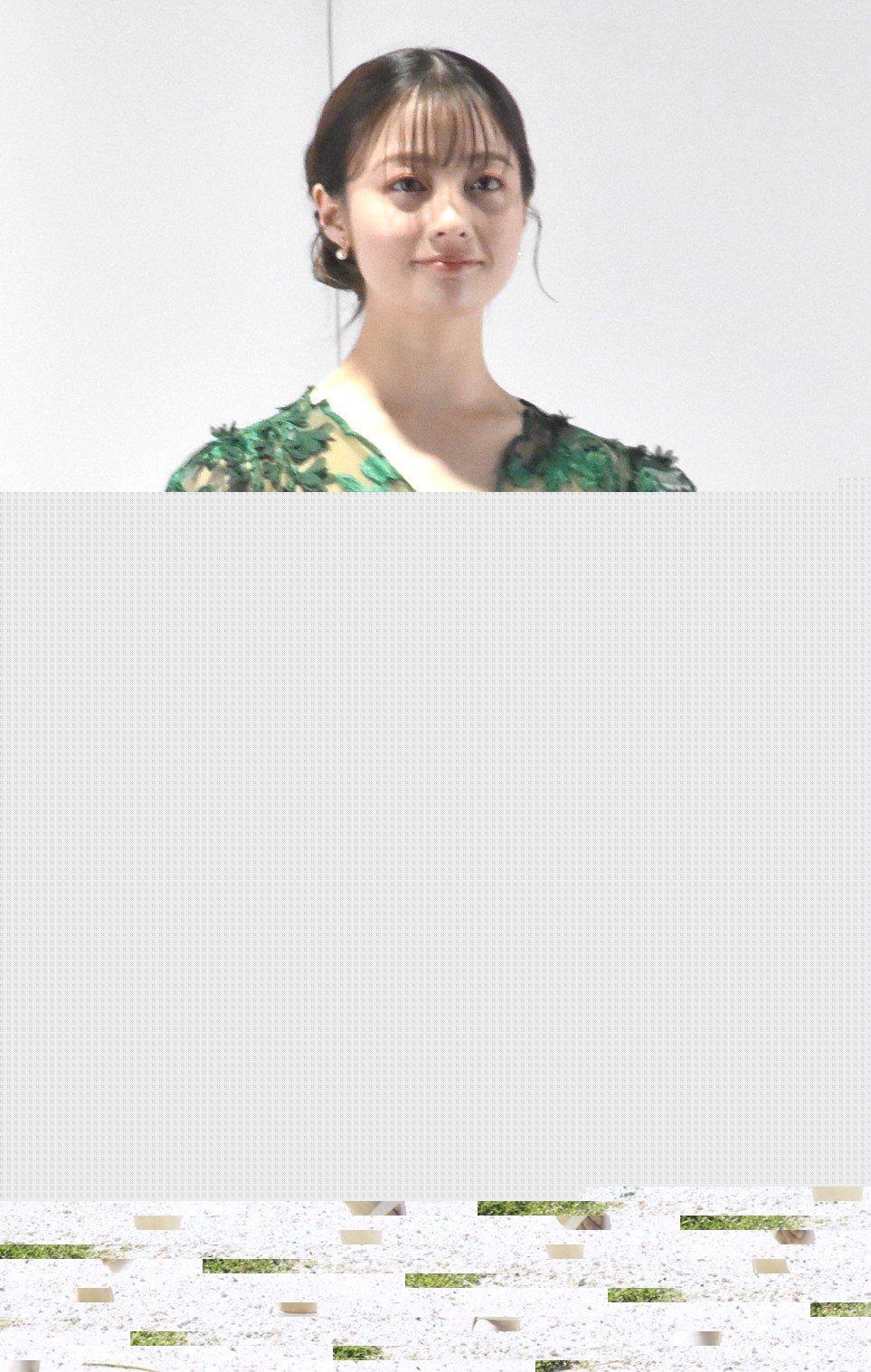 櫻坂46菅井友香『卒業写真集』が発売前重版 シーツをまとった大胆