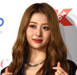 �wKCON 2022 JAPAN�x���b�h�J�[�y�b�g�ɓo�ꂵ��LE SSERAFIM�EHUH YUNJIN �iC�jORICON NewS inc. 