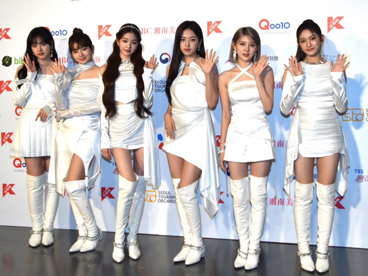 KCON 2022 JAPAN】IVE“美脚披露”のオールホワイト衣装でレッド