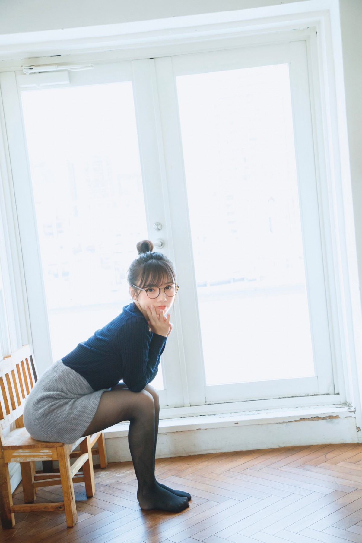 日向坂46“新センター”齊藤京子、透き通る肩ライン＆シャツからのぞく