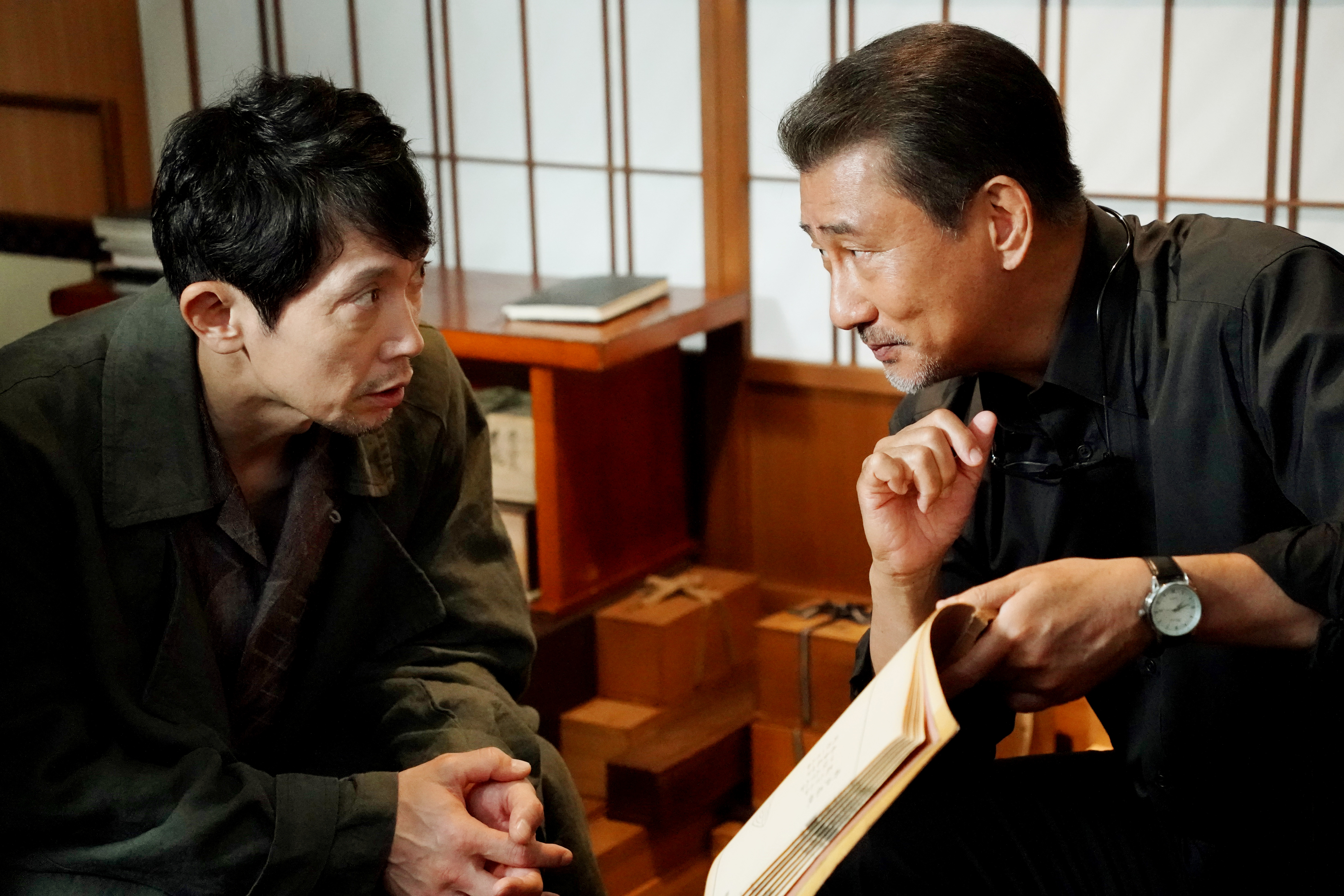 中井貴一&佐々木蔵之介主演『嘘八百』最新作の予告映像公開 “カリスマ”安田章大の姿&桐谷健太の主題歌も解禁 | ORICON NEWS 中井貴一&佐々木蔵之介主演『嘘八百』最新作の予告映像公開 “カリスマ”安田章大の姿&桐谷健太の主題歌も解禁 | ORICON NEWS
