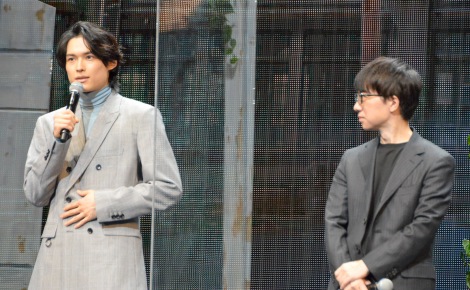 映画『すずめの戸締まり』完成披露試写会後舞台あいさつに登壇した(左から)松村北斗、新海誠監督 (C)ORICON NewS inc.