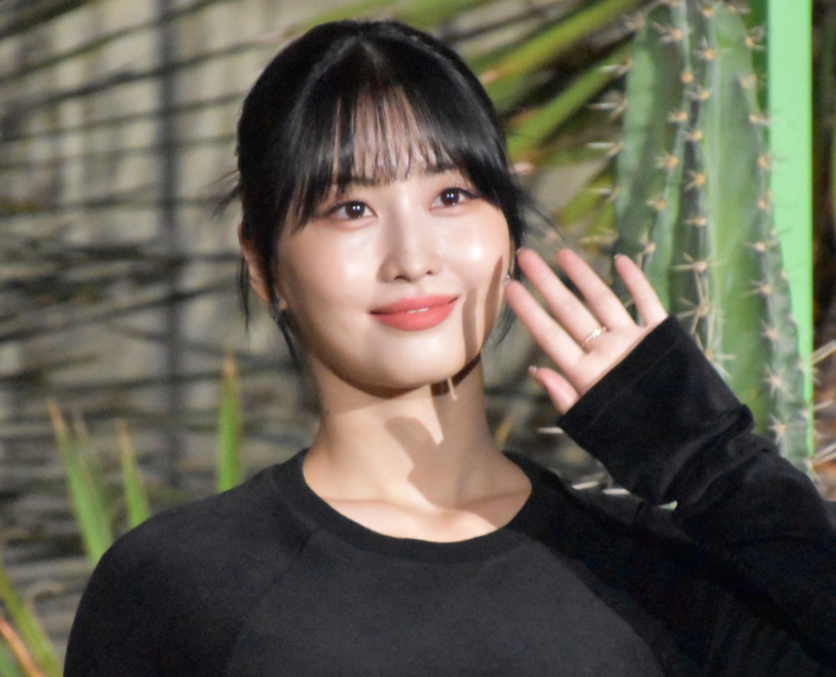 TWICE・MOMO、最近のマイブームは“部屋のデコレーション” 「ベッドで 