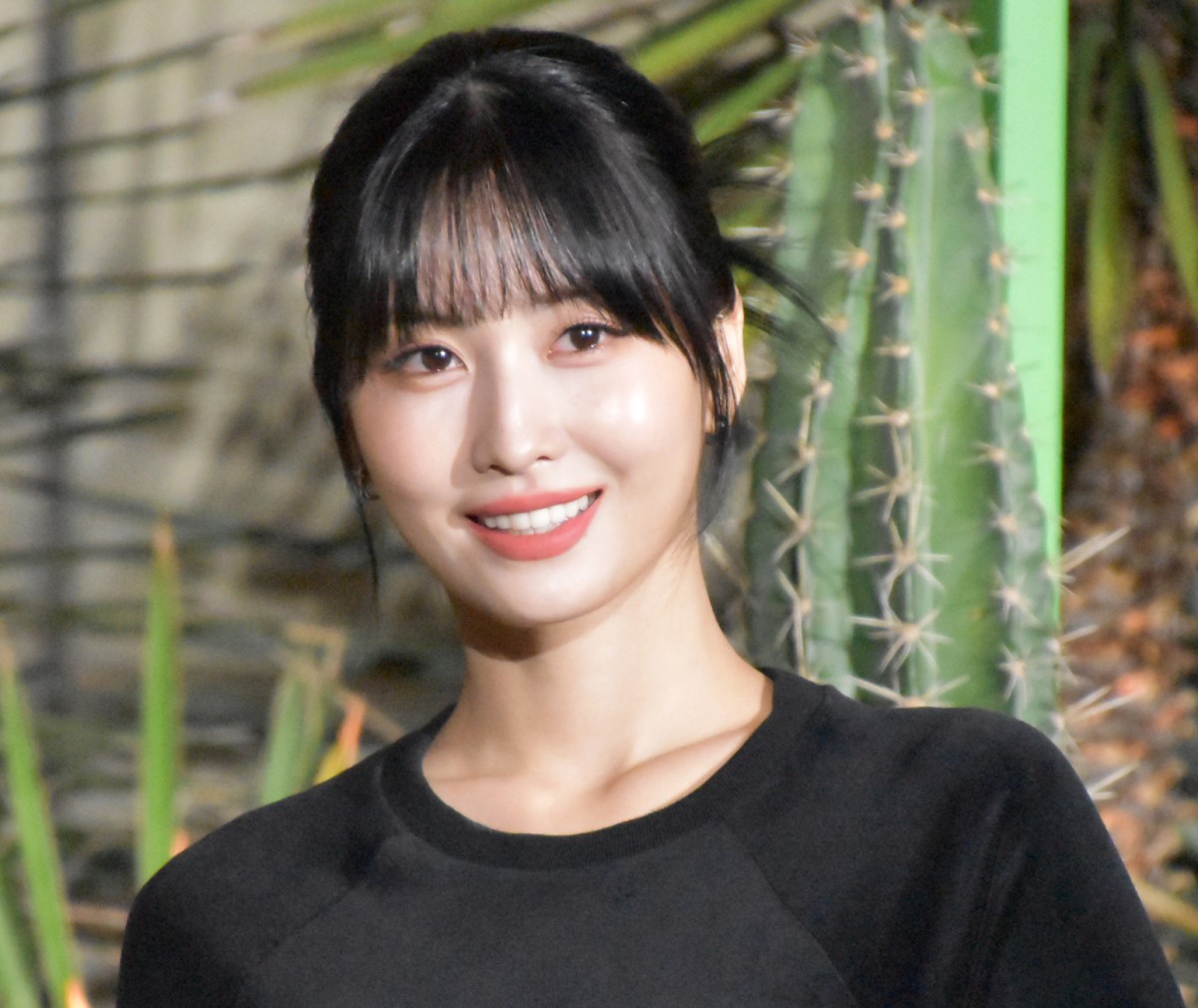画像・写真 | TWICE・MOMO、クールな黒ワンピで“グリーン
