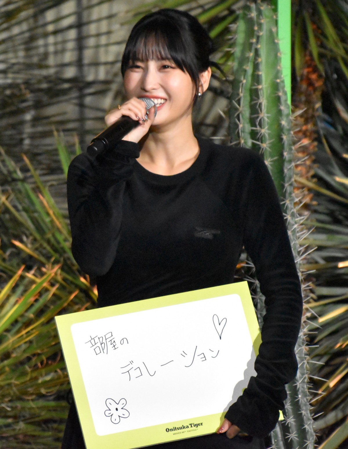 画像・写真 | TWICE・MOMO、クールな黒ワンピで“グリーンカーペット”に