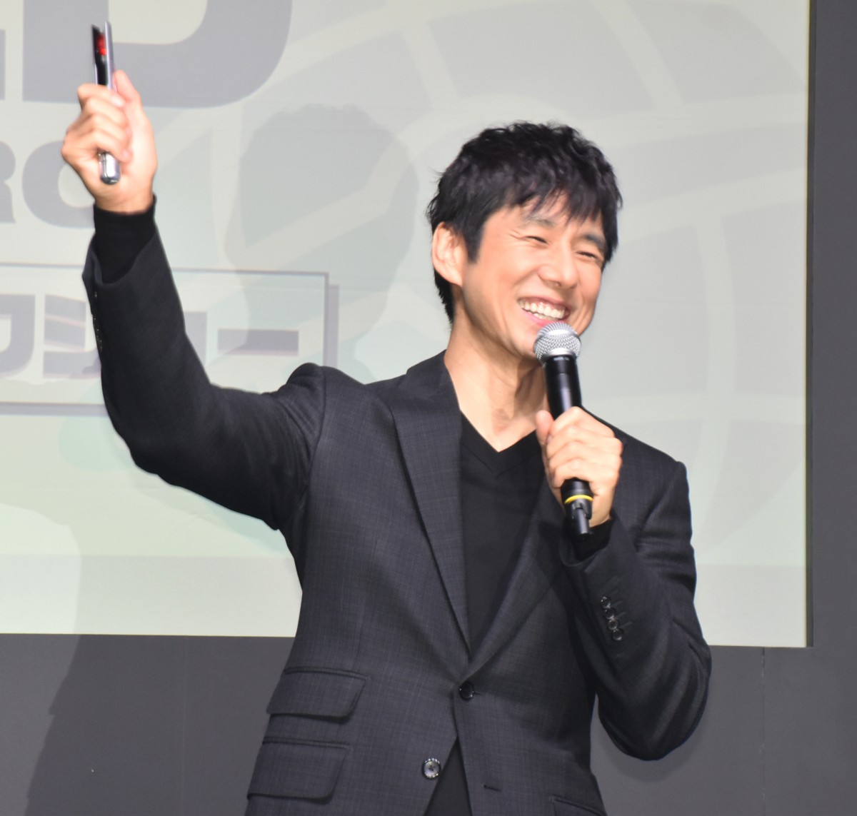 画像・写真 | 西島秀俊、憧れの仮面ライダー変身ベルトに笑顔 当時は