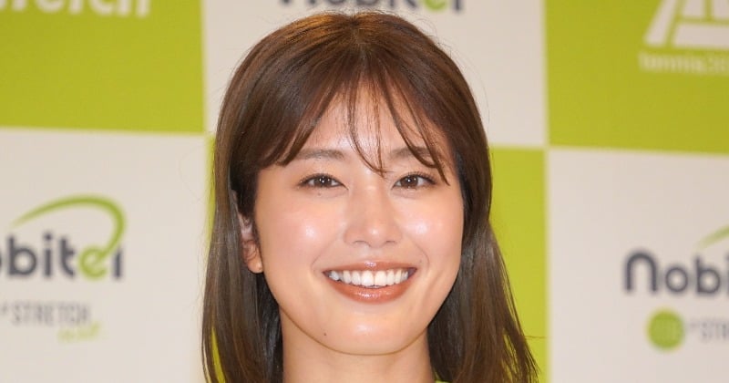 稲村亜美、上目遣いで胸元チラリ「すごくセクシー」「美しすぎる…」 | ORICON NEWS