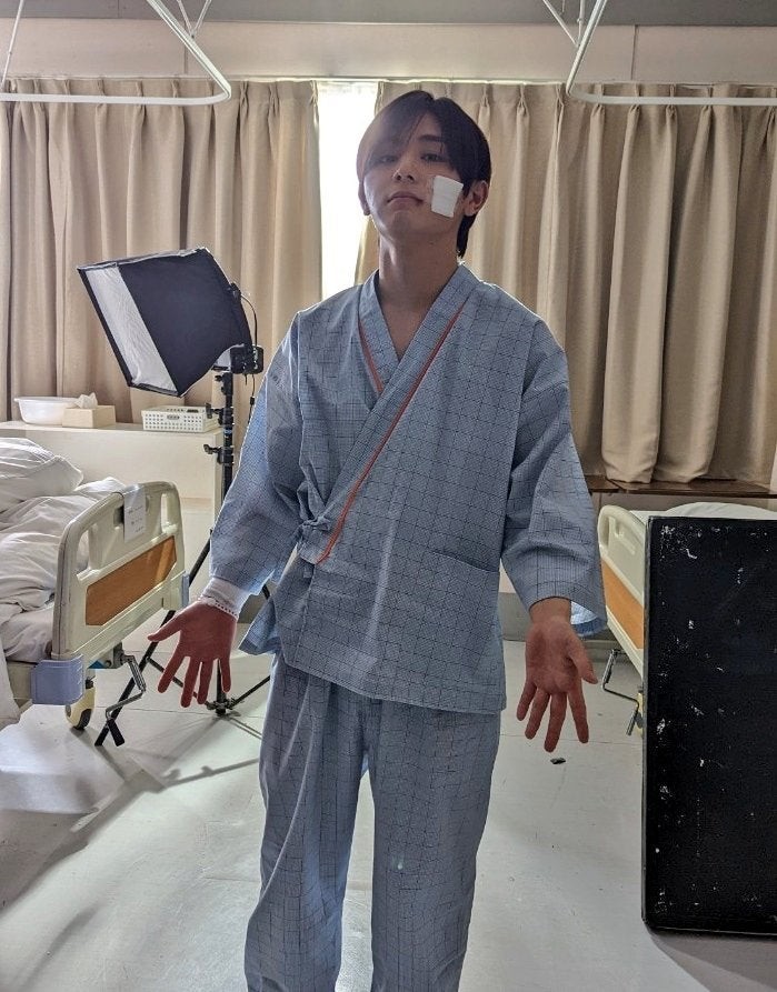 山田涼介『親愛なる僕へ殺意をこめて』“入院着”オフショット公開