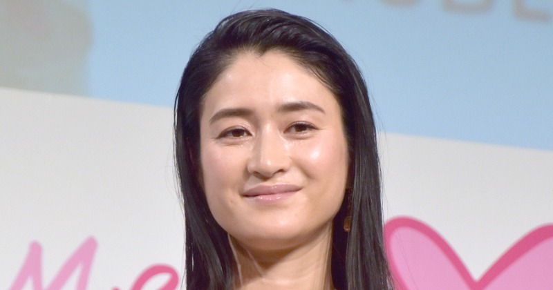 小雪、胸元パックリ妖艶美ボディ「神々しい」「息を呑む、、圧倒的な美しさ。芸術の域」 | ORICON NEWS