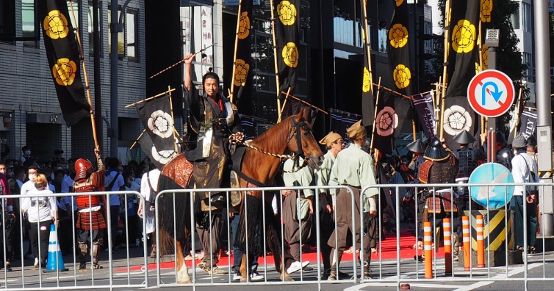 木村拓哉＆伊藤英明「ぎふ信長まつり」でファンサービス 交通規制の車道開放も | ORICON NEWS