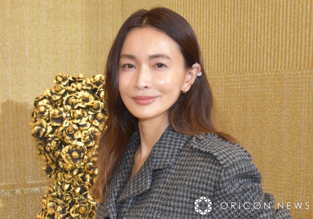 44歳・長谷川京子、超ミニで大胆太もも「女子高生にしか見えん