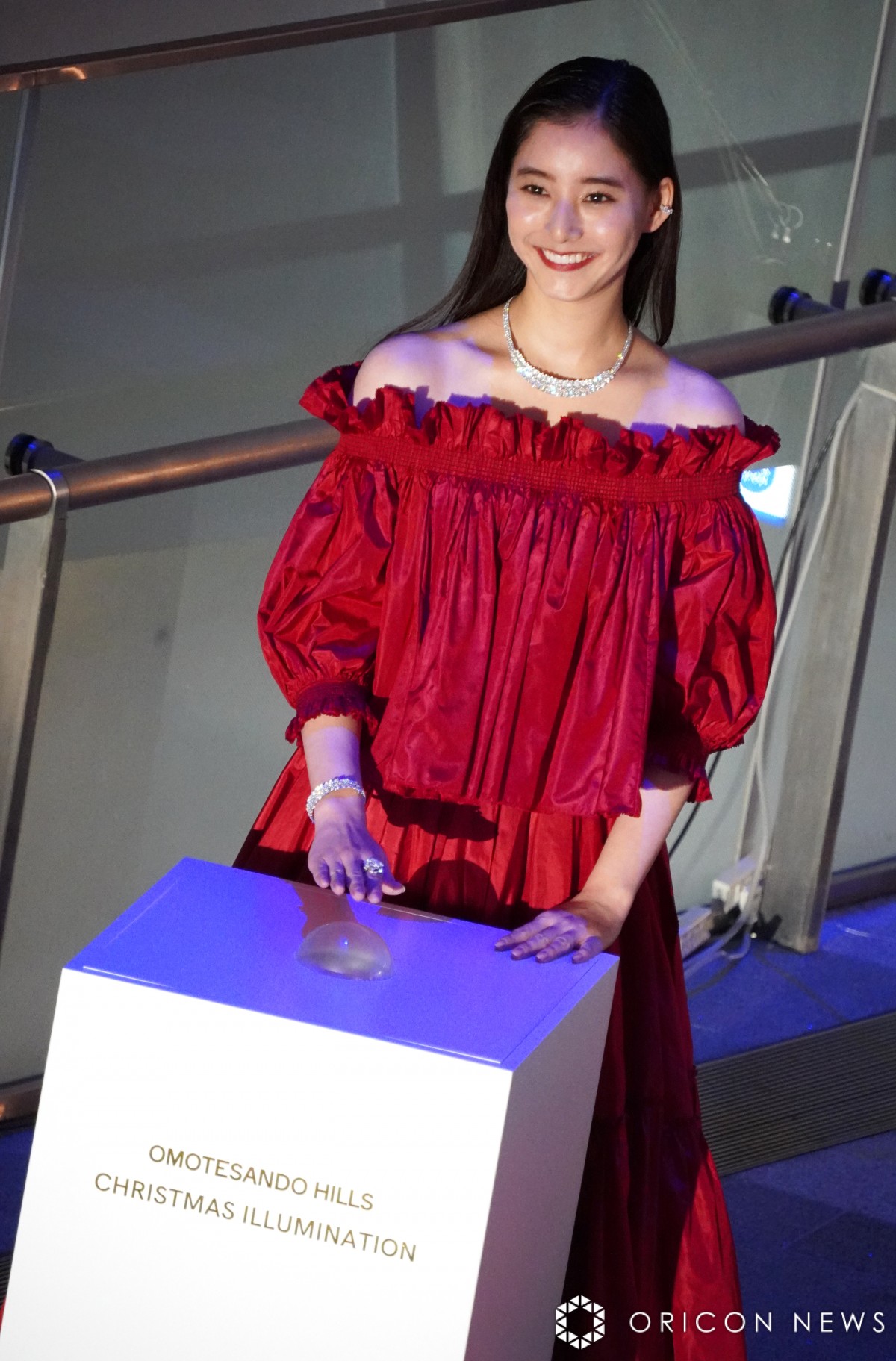 新木優子、真っ赤なロングドレス姿で点灯式に登場 イルミネーション