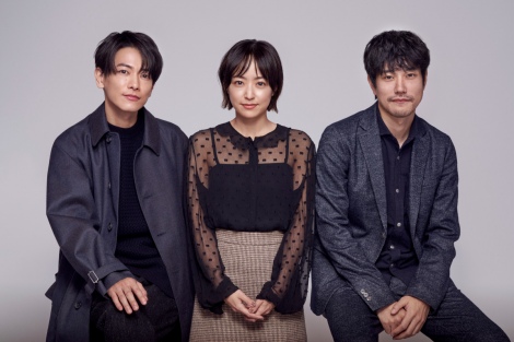 金曜ドラマ『100万回 言えばよかった』で共演する（左から）佐藤健、井上真央、松山ケンイチ（C）TBS 