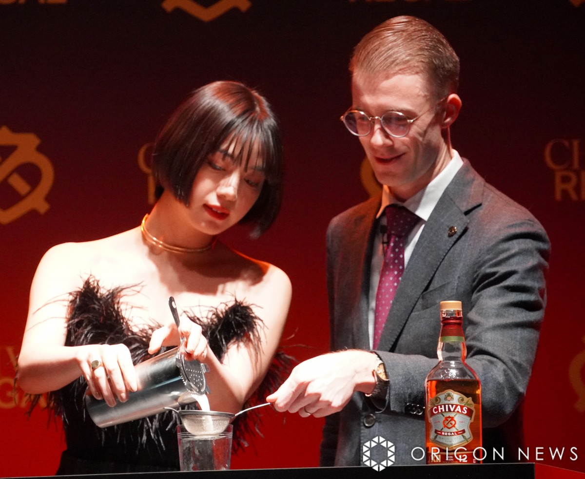 画像・写真 | 池田エライザ、レトロシックな漆黒ワンピ姿で登場