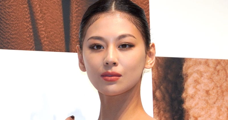 西内まりや、パックリ胸元のドレス姿「とっても芸術的」「パーフェクト