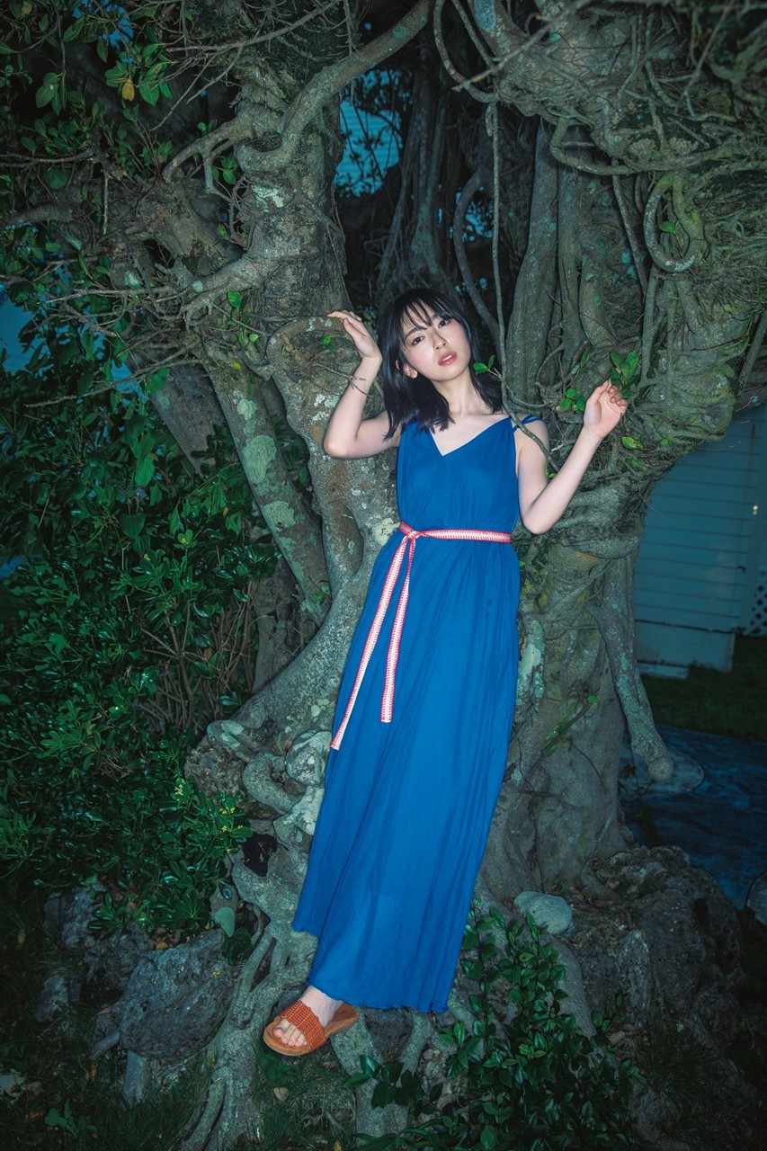まるで森の妖精に…日向坂46金村美玖写真集、青ワンピースで幻想的な