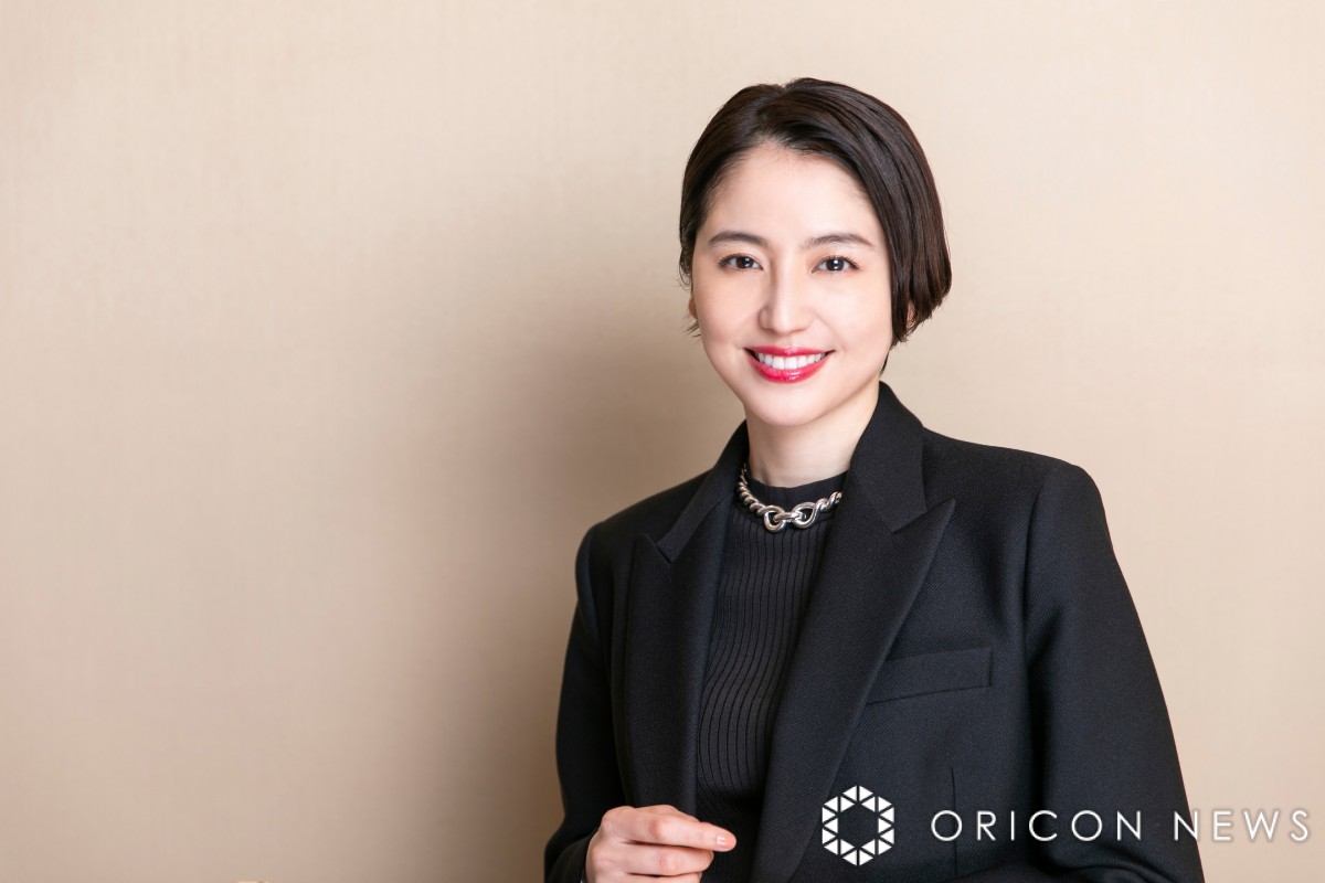 エルピス』長澤まさみ、スーツ姿のオフショット公開 視聴者から