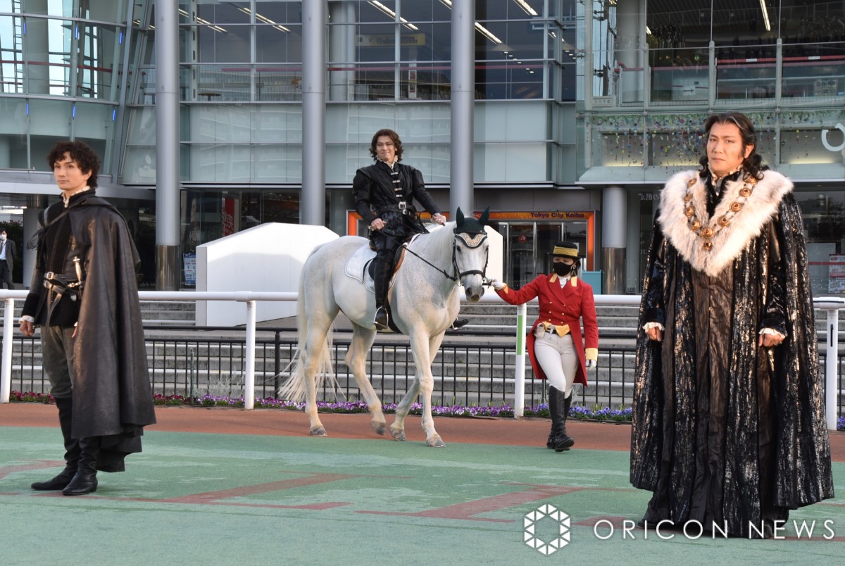 画像・写真 | スペイン人役の中川晃教、心の中で「日本頑張れ」 またがった白馬の名前を間違えて大慌て 10枚目 | ORICON NEWS