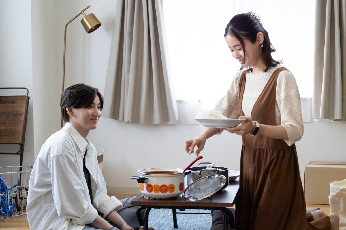 一花”藤原さくら、“萬木”京本大我の家で約束のカレーを作る 『束の間の