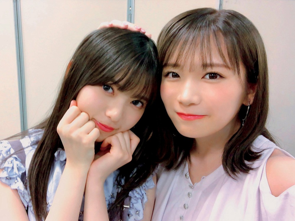 齋藤飛鳥 秋元真夏 乃木コレSR 甘えん坊”齋藤飛鳥、秋元真夏に頭をなでられ“デレ”ポーズ