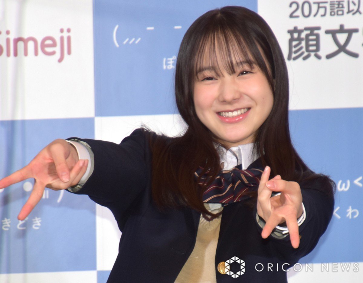 本田紗来、制服姿で“ギャルピース” 共演者も絶賛「かわいい～！」 | ORICON NEWS