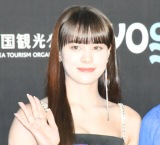 �w2022 MAMA AWARDS�x���b�h�J�[�y�b�g�ɏo�Ȃ���NiziU�ENINA�iC�jORICON NewS inc. 