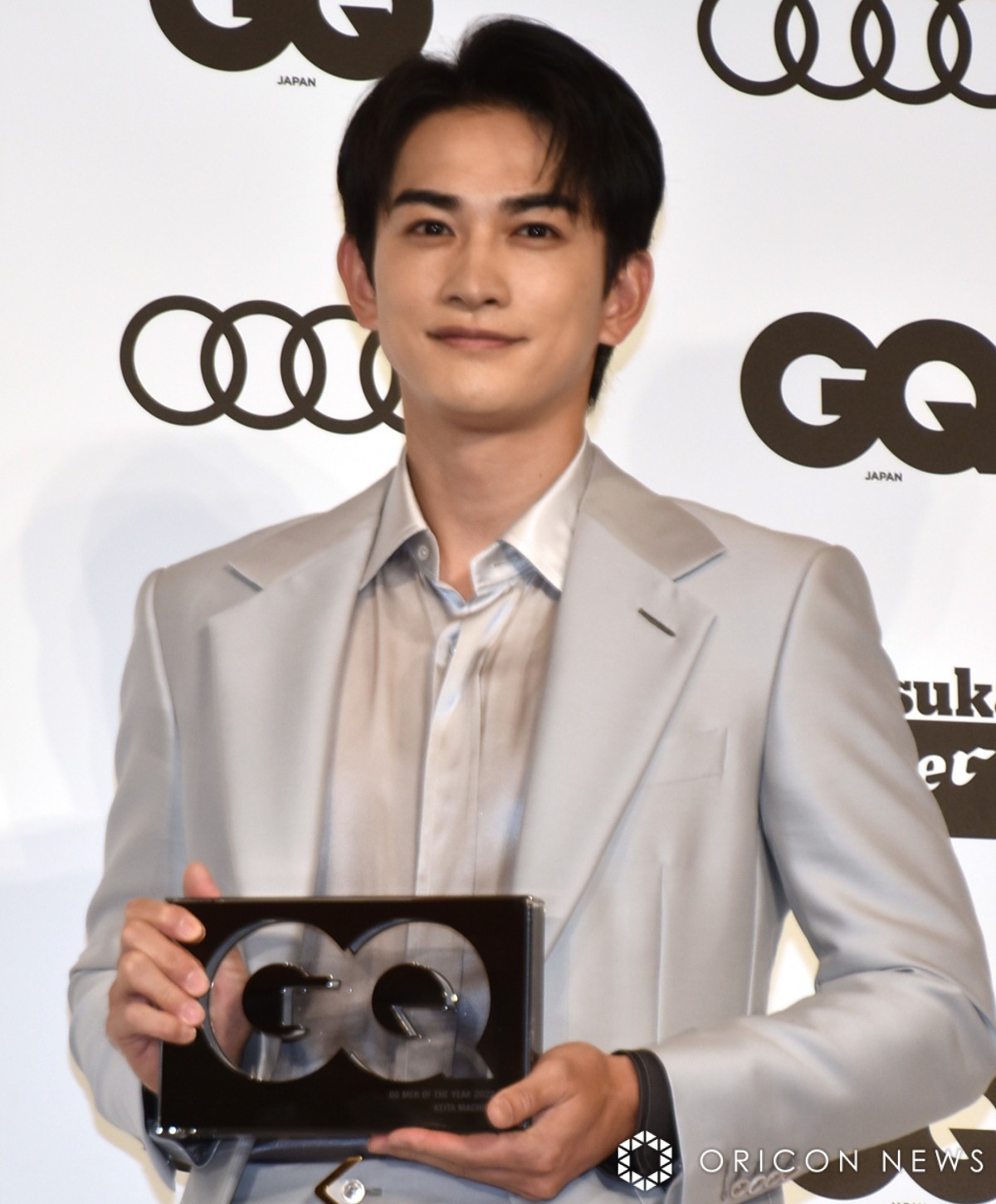 27 町田啓太 受賞記事 1枚 町田啓太、シルバースーツで『GQ MEN OF THE YEAR』登場 笑顔で