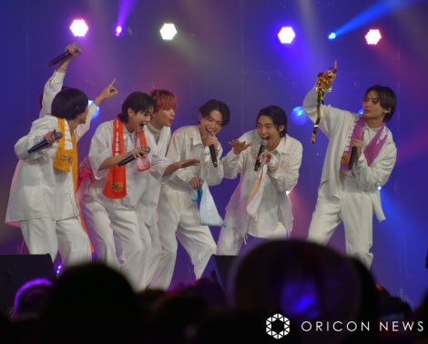 �w�N�̉ԂɂȂ� �gLet's 8LOOM�h TOUR �`THE FINAL�`�x�ŏI������� �iC�jORICON NewS inc. 