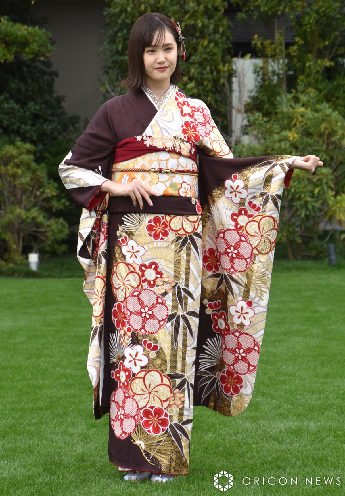 尾碕真花、365日仕事願望を明かす こげ茶の“カッコいい”晴れ着の