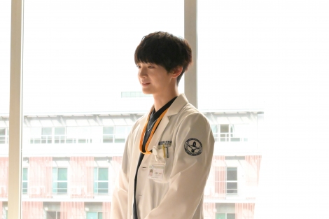 �w�F��̃J���e�x���́u�z�ԁv�h���}���ʃR���{�f�������J �iC�j���{�e���r 