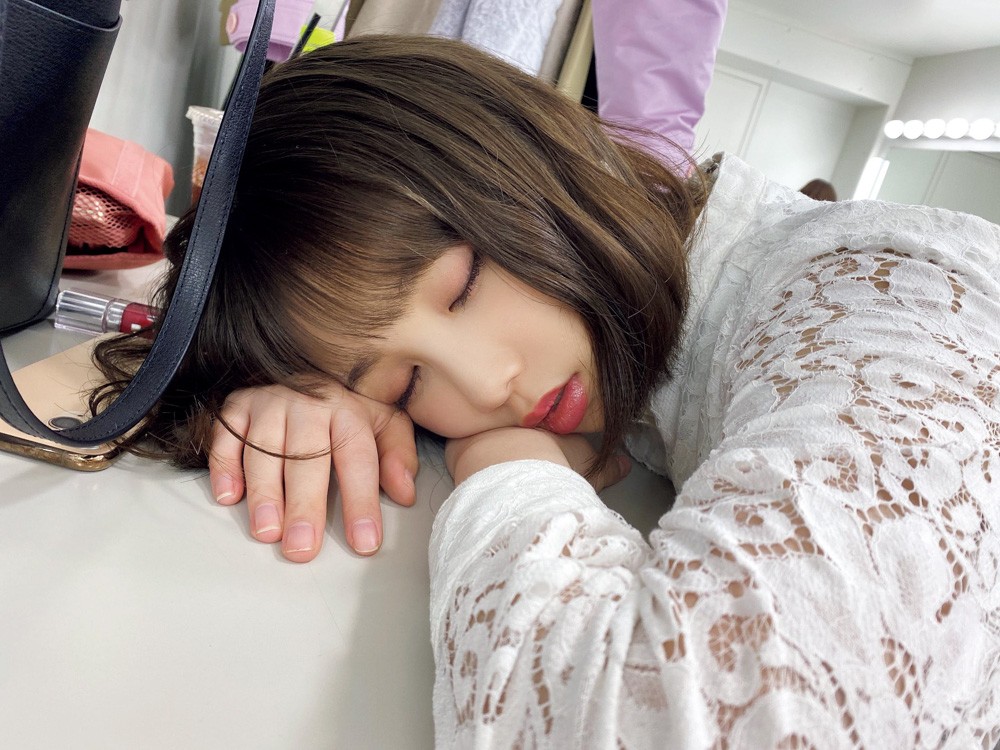 乃木坂46与田祐希、彼女感満載の“上目遣い”ショット【『乃木撮3』先行