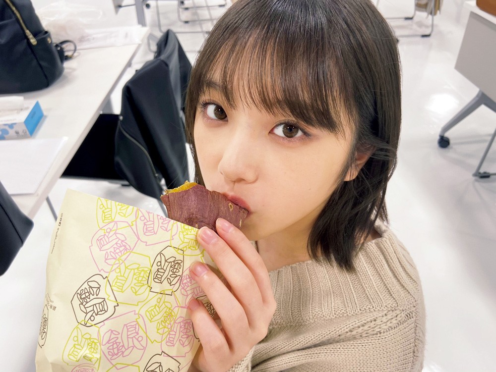 乃木坂46与田祐希、彼女感満載の“上目遣い”ショット【『乃木撮3』先行