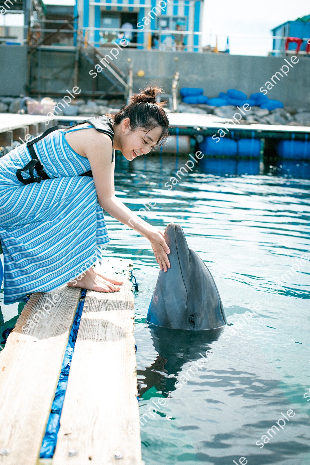 画像・写真 | 深川麻衣、イルカとたわむれキュートな笑顔 おちゃめな姿