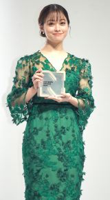 �yLINE NEWS AWARDS�z���{�ށA�O���[���̓������h���X�ŏΊ� ���N�̃j���[�X�́w��Ɛ�q�̐_�B���x��q�� 