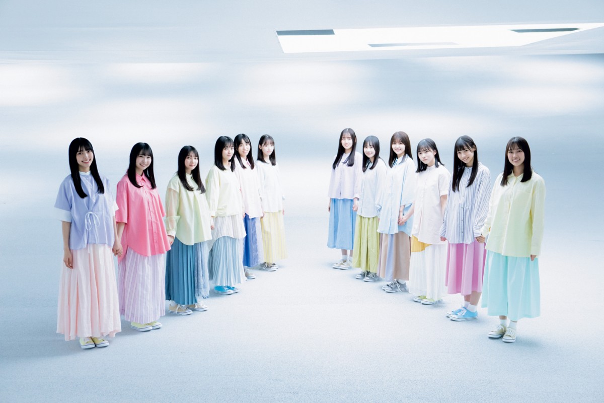 日向坂46・4期生、史上初めて全員集合で表紙に登場 12人で大喜利企画に