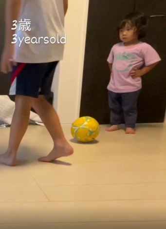 サムネイル ゴールを狙う9才の兄に対し、見事なボールさばきを見せる3才の弟さん 