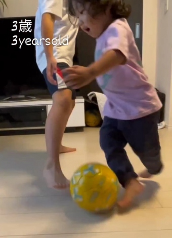ゴールを狙う9才の兄に対し、見事なボールさばきを見せる3才の弟さん 