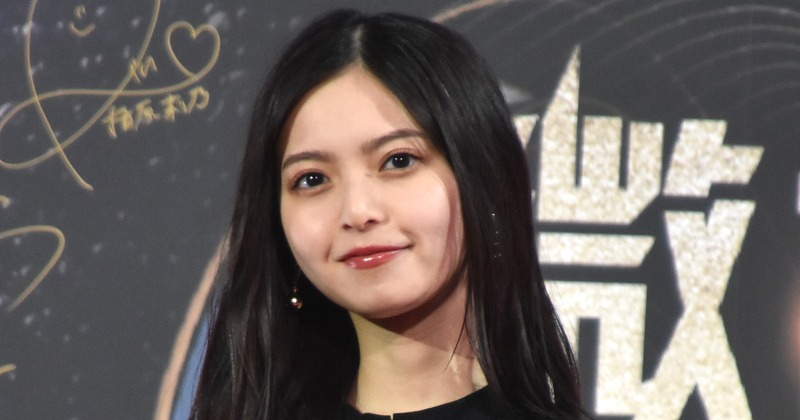 齋藤飛鳥、個性的ドレスから美肌が透ける ファンにメッセージ