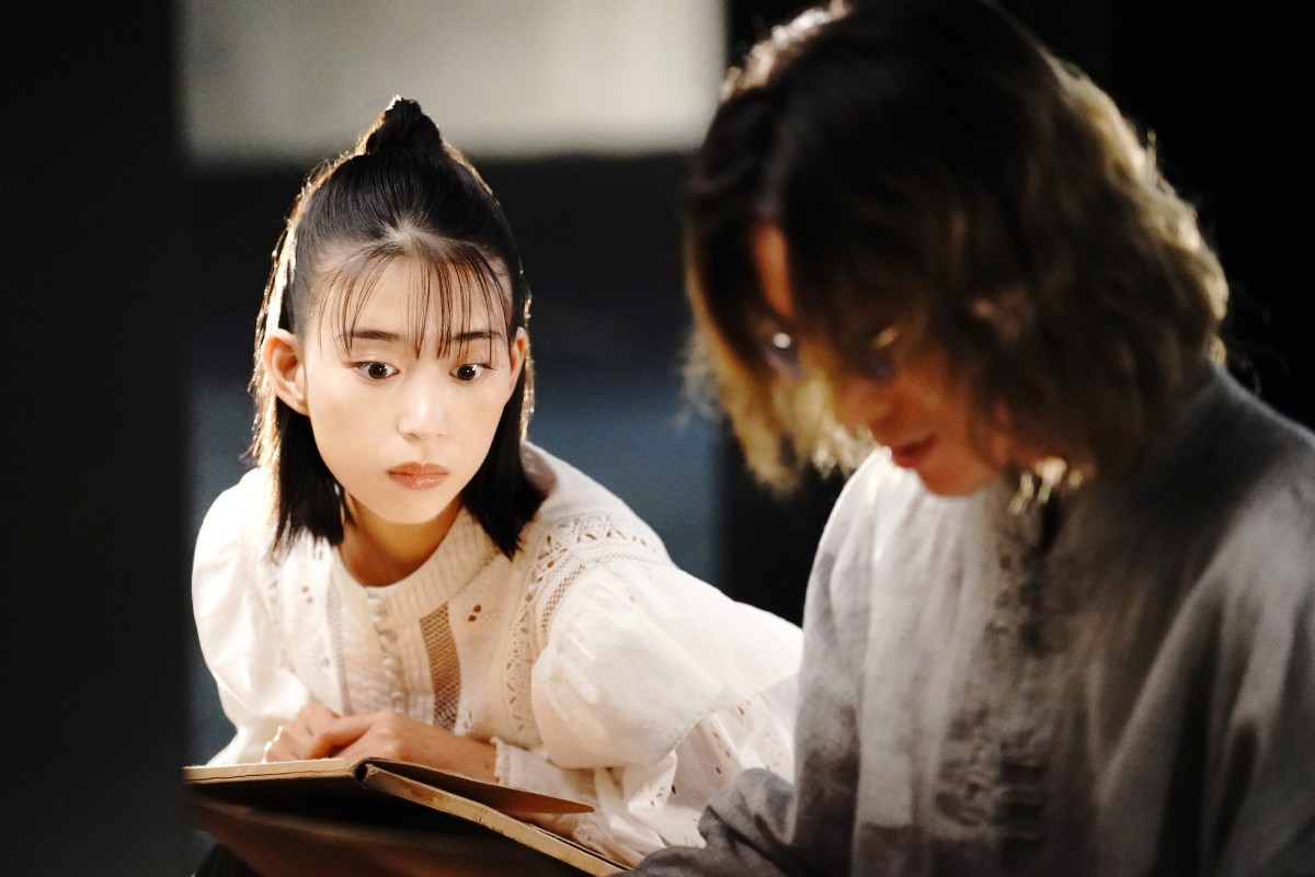 関ジャニ∞・安田章大が意味深なポーズ！ 映画『嘘八百 なにわ夢