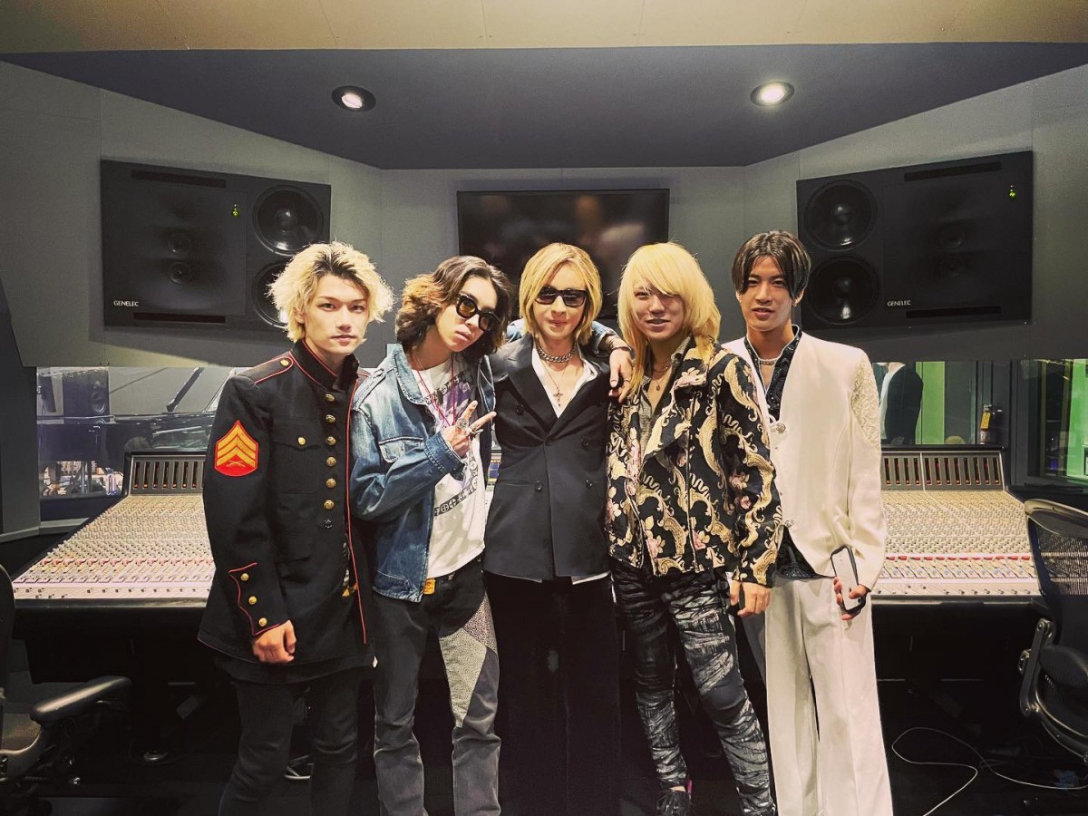 YOSHIKI、急逝YOSHIさんボーカル曲をオーディションメンバーと初