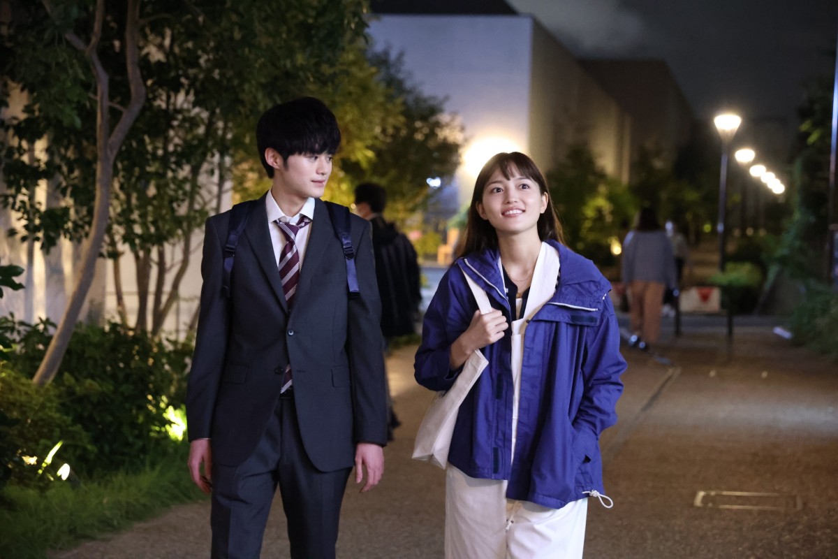 川口春奈＆目黒蓮が表紙に登場！ 「silent」の“つむそう”が背中