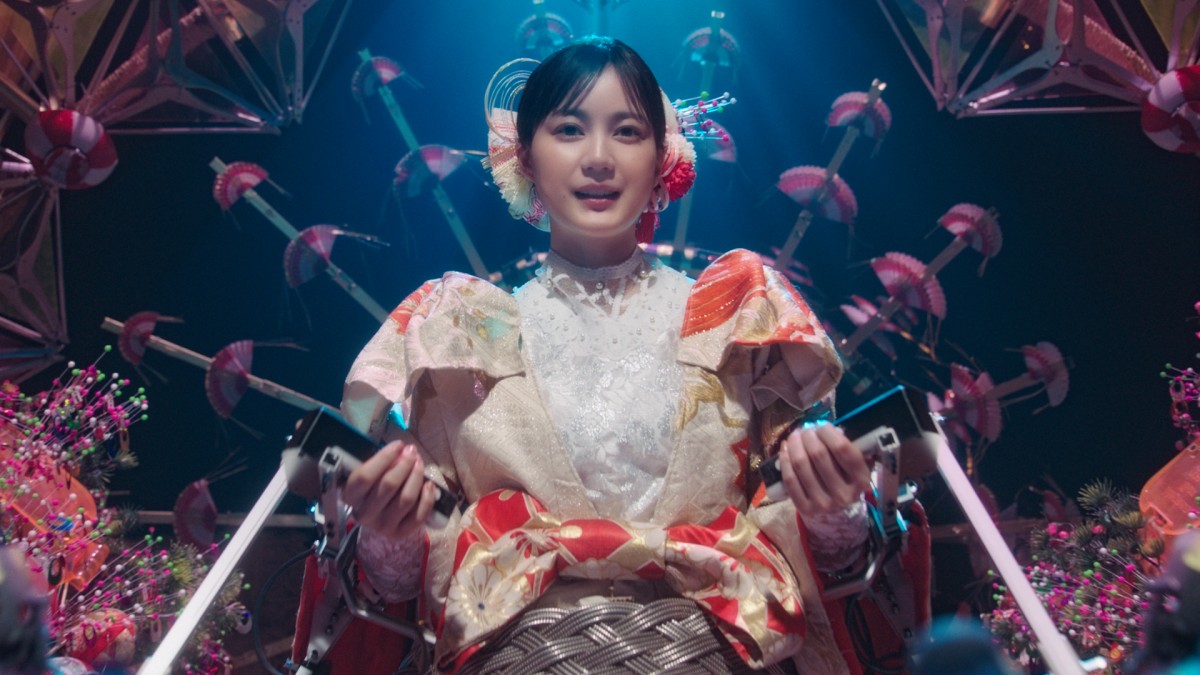 画像・写真 | 生田絵梨花、全長6メートル超ド派手衣装で歌う姿に尊いの