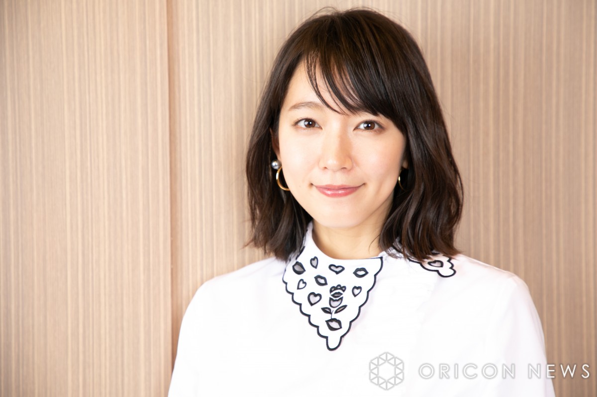 吉岡里帆、胸元チラリな肌見せ姿「女神降臨とはこの事」「なんですか、この色気は！」 | ORICON NEWS